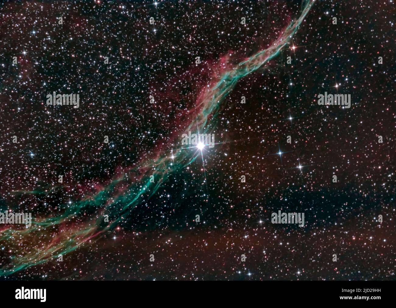 Westlicher Schleiernebel (NGC 6960) mit dem Vordergrundstern 52 Cygni im Sternbild Cygnus. Stockfoto