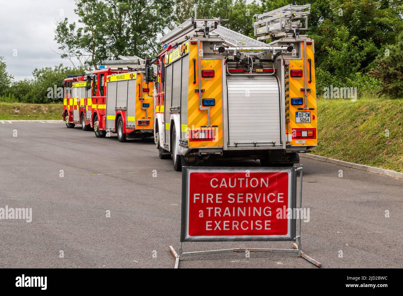 Bandon, West Cork, Irland. 17.. Juni 2022. Fünfzehn Feuerwehranwerber nahmen heute an der Schulung für tragbare Pumpen am Bandon River Teil. Die Rekruten aus verschiedenen Stationen in der Grafschaft Cork und dem Rest des Landes nutzten das Flusswasser als Teil ihrer Pumpentraining. Quelle: AG News/Alamy Live News Stockfoto