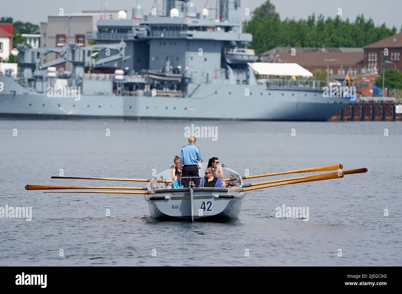 17. Juni 2022, Schleswig-Holstein, Kiel: Militärangehörende und Frauen der Marine rudern mit einem Ruderboot durch den Marinestützpunkt. Das Manöver Baltic Operations (BALTOPS) an der Ostsee ist beendet. Seit Juni 5 haben 45 Schiffe und Boote, 75 Flugzeuge und etwa 7.000 Soldaten aus 14 NATO-Ländern sowie Finnland und Schweden an der Übung auf der Ostsee teilgenommen, so die Marine. Das von der US-Marine angeführte Manöver wird seit 1972 jährlich abgehalten, dieses Jahr zum 51.. Mal. Foto: Marcus Brandt/dpa Stockfoto