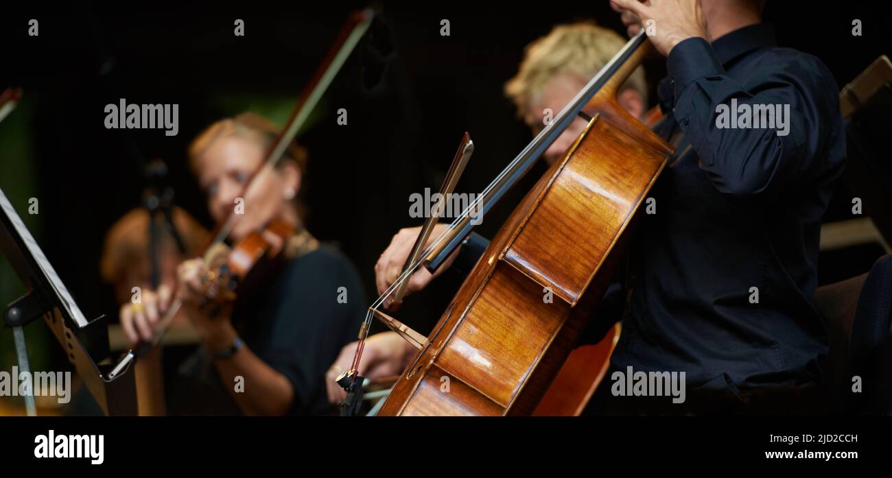 Symphony-Sounds. Ausgeschnittene Aufnahme von Musikern während eines Orchesterkonzerts. Stockfoto