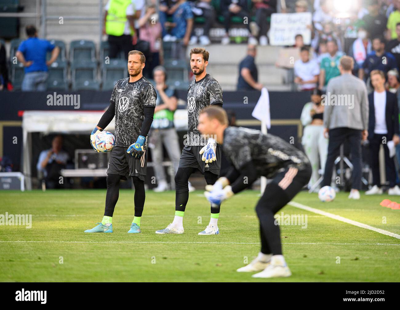 Borussia Monchengladbach, Deutschland. 14.. Juni 2022. Von links nach rechts Torwart Oliver BAUMANN (GER), Torwart Kevin TRAPP (GER) beim Aufwärmen des Torwarzen Manuel NEUER (GER) bei der Fußball-UEFA-Nationenliga, Spieltag 4, Deutschland (GER) - Italien (ITA) 5:2, am 14.06.2022 in Borussia Monchengladbach/Deutschland. â Credit: dpa/Alamy Live News Stockfoto