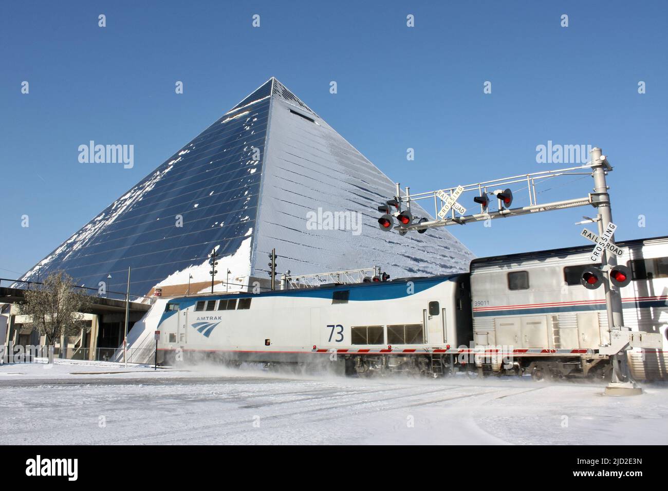 Memphis, Tennessee, 1. März 2009: Ein Amtrak-Zug fährt nach einem Schneesturm an der Memphis Pyramid vorbei. Stockfoto
