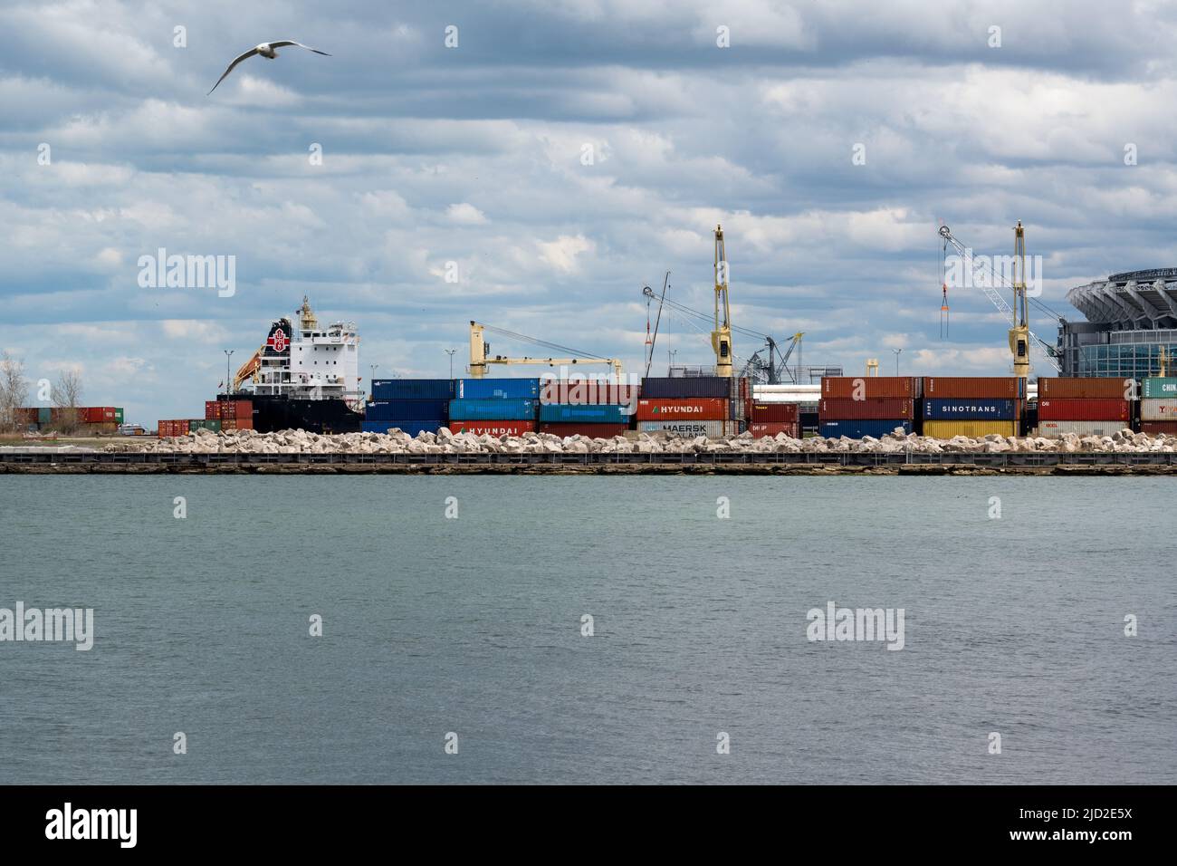 Cleveland, Ohio, 11. April 2021: Der Hafen von Cleveland ist einer der größten Häfen an den Great Lakes. Stockfoto