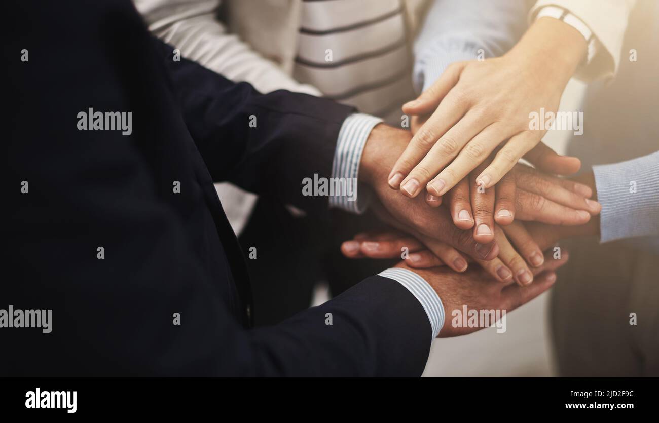 Wo Einheit ist, da ist Sieg. Ausgeschnittene Aufnahme einer Gruppe von Geschäftsleuten, die ihre Hände in Einheit zusammengelegt haben. Stockfoto