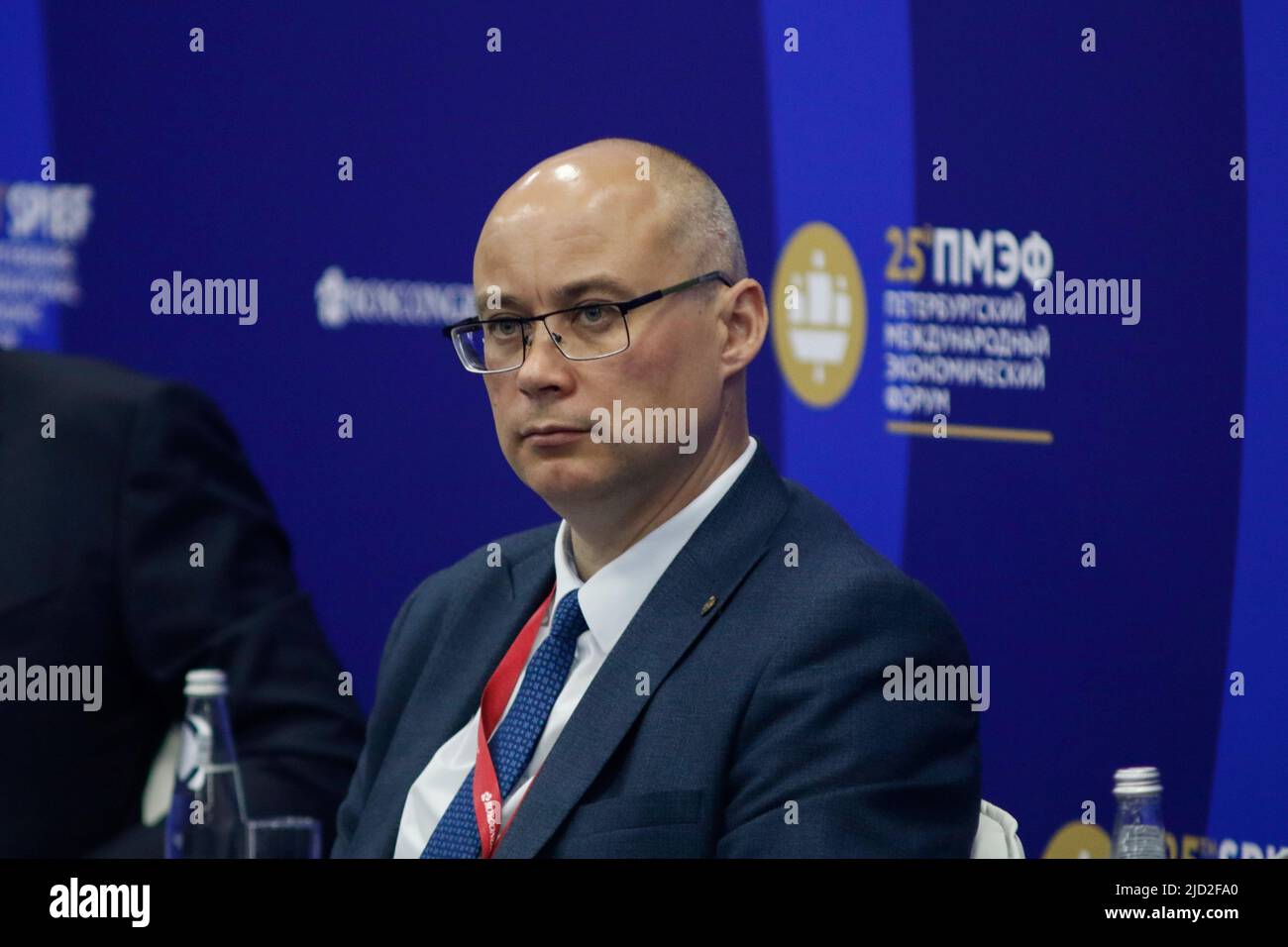 Dmitry Matusewitsch, Vorsitzender des Staatlichen Ausschusses für Eigentum der Republik Belarus bei der Sitzung Where Spaces Meet Technology: New Solutions for Territorial Development im Rahmen des St. Petersburg International Economic Forum 2022 (SPIEF 2022). (Foto von Maksim Konstantinov / SOPA Images/Sipa USA) Stockfoto