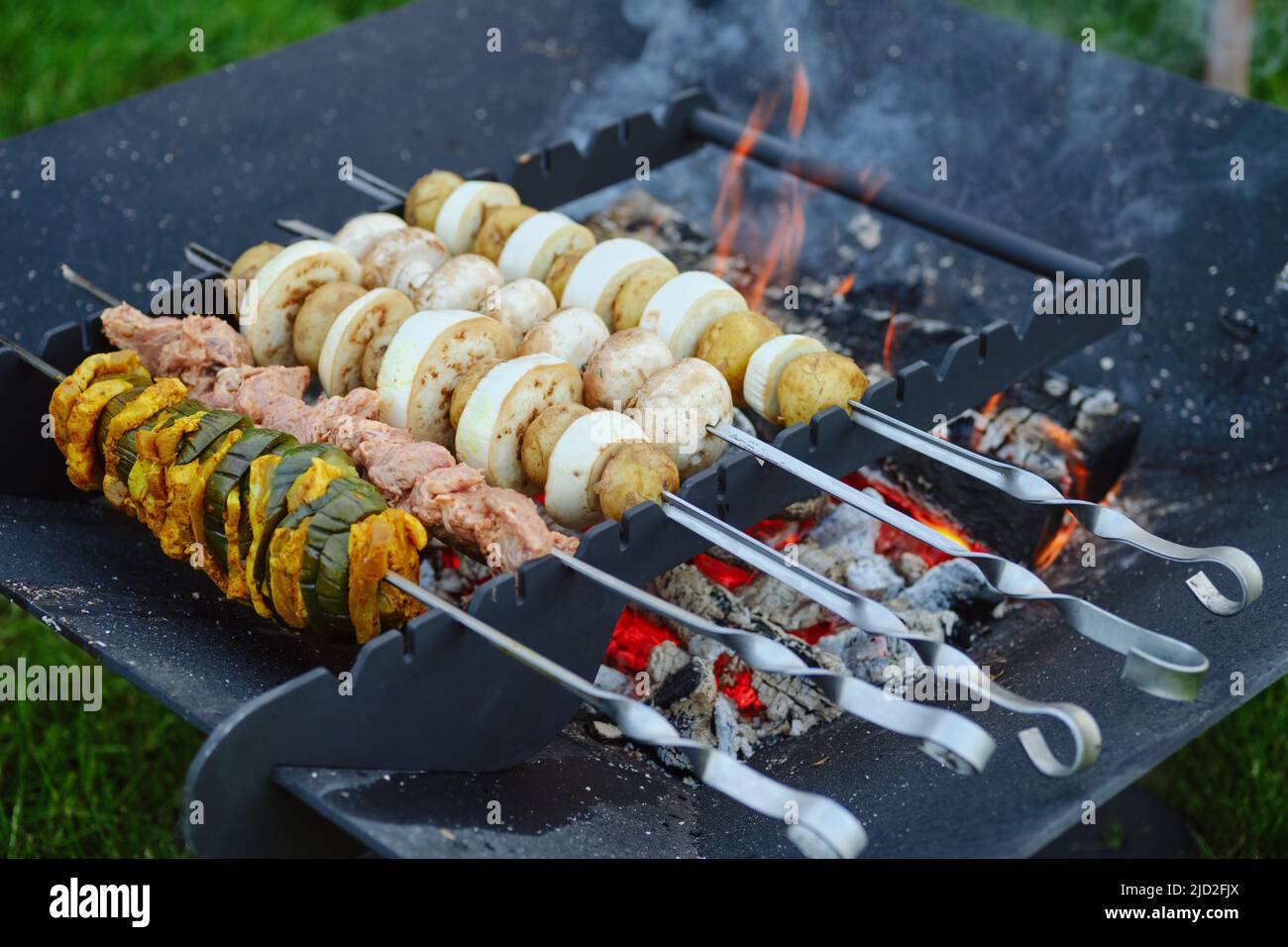 Verschiedene vegetarische Schaschlik auf Spieß über dem Feuer Stockfoto