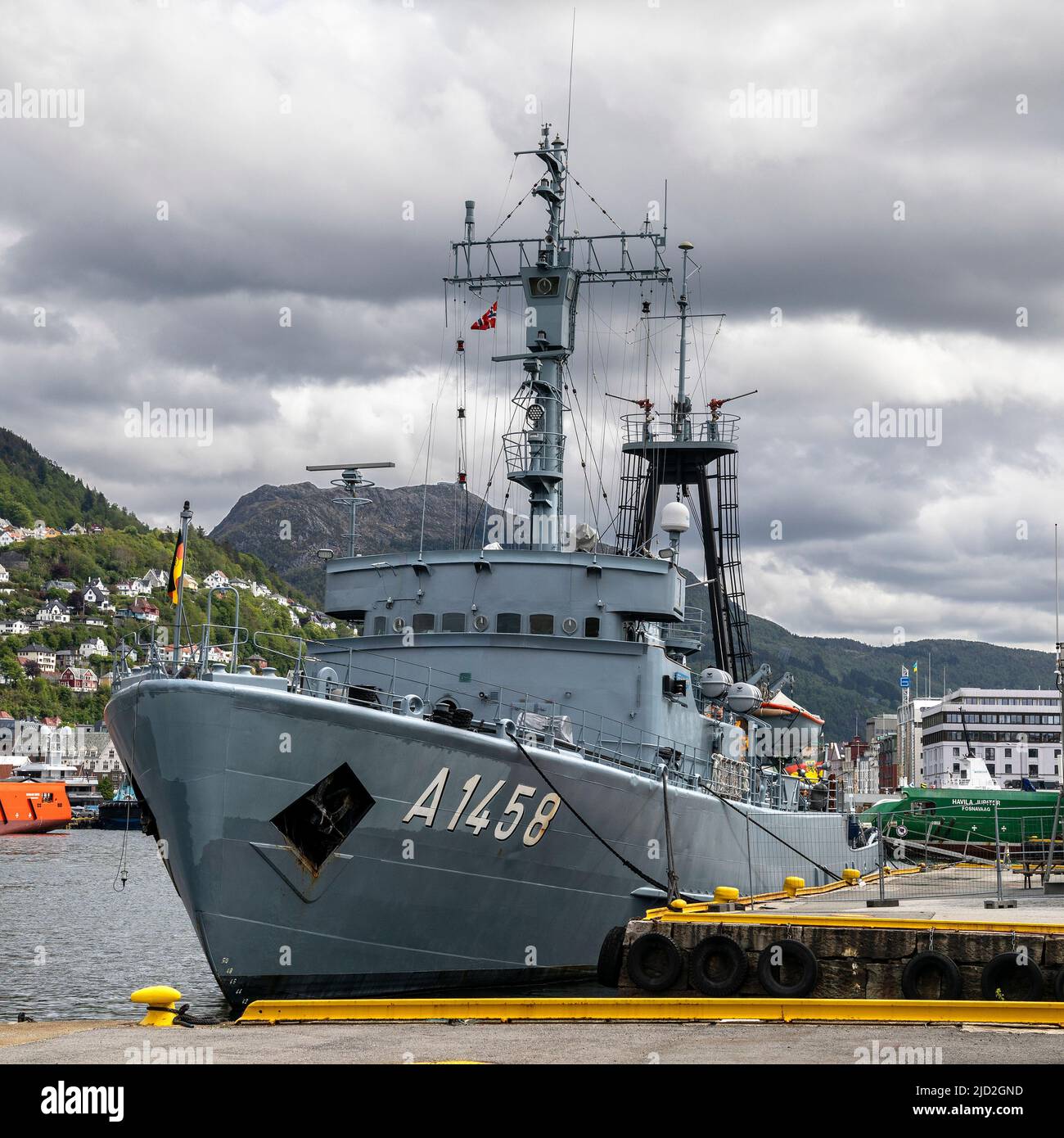 Deutscher Hilfsmarineschiff und Bergungsschlepper Fehmarn A1458 am Tollboden Kai, im Hafen von Bergen, Norwegen. Stockfoto