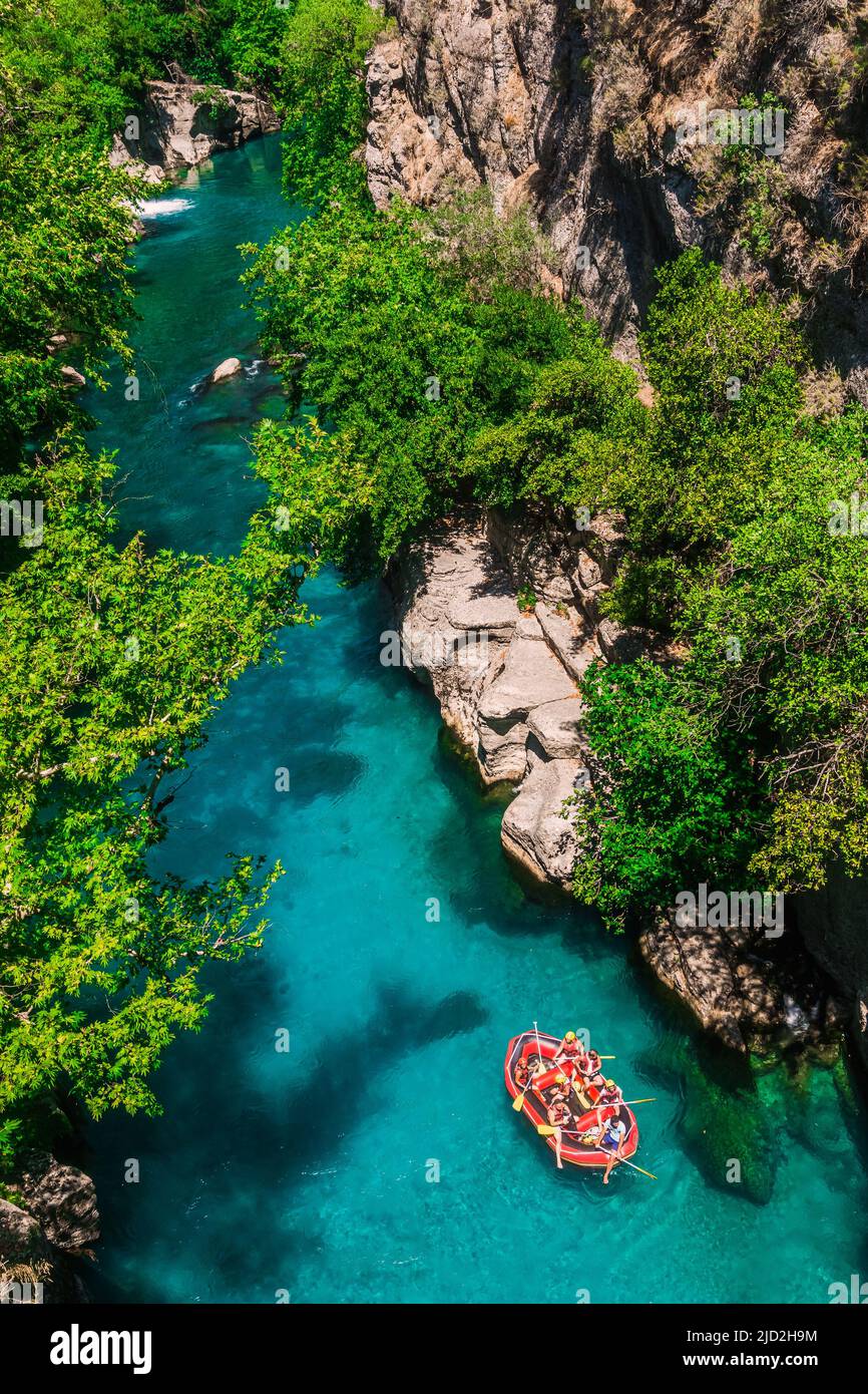 Antalya, Türkei - 25. August 2020: Wunderschöne Flusslandschaft vom Koprulu Canyon Nationalpark in Manavgat, Rafting Tourismus. Koprucay River. Stockfoto