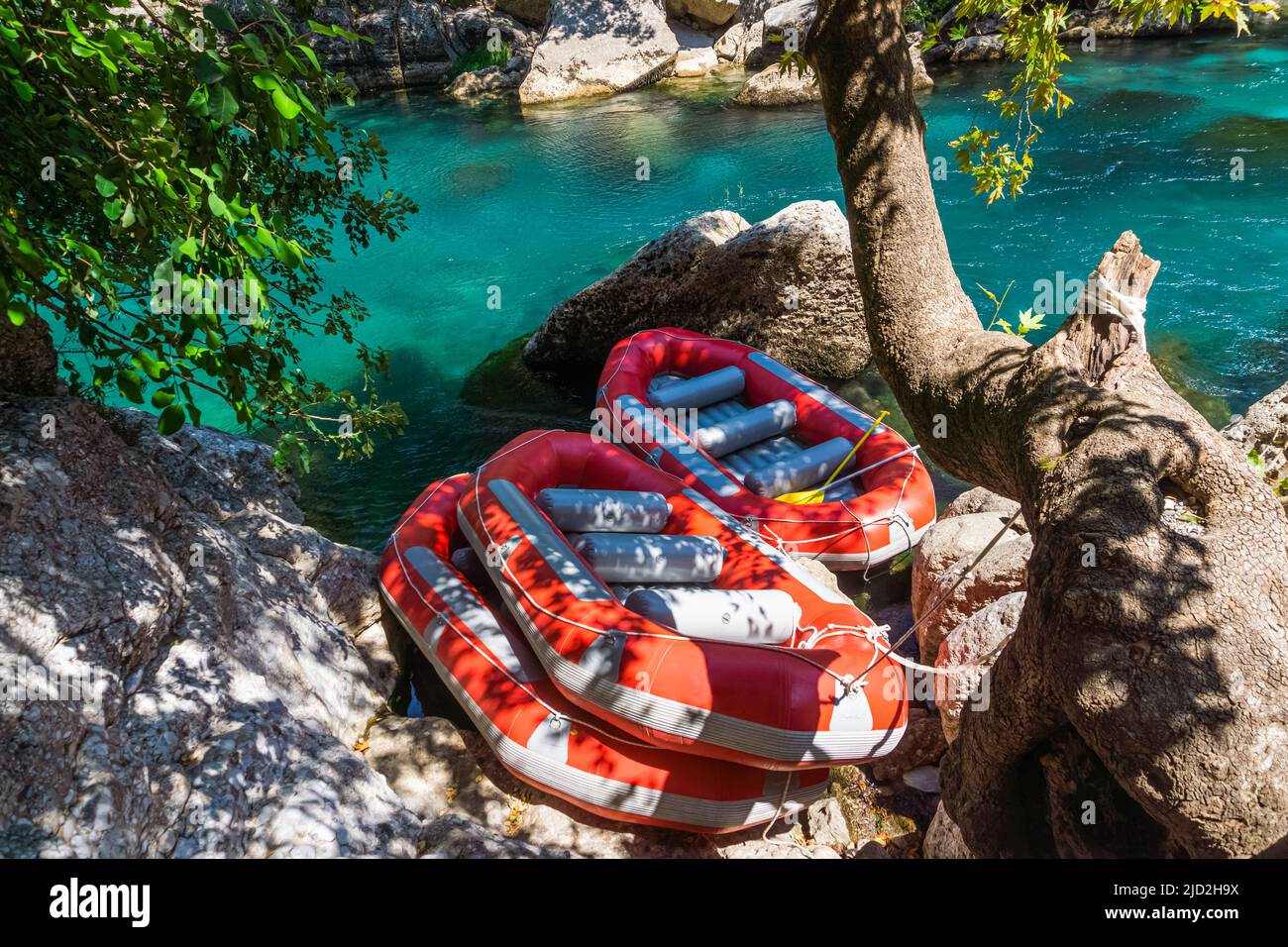Rafting-Boote in der Nähe des Koprucay Flusses in Manavgat, Antalya. Rafting und Outdoor-Konzept. Stockfoto