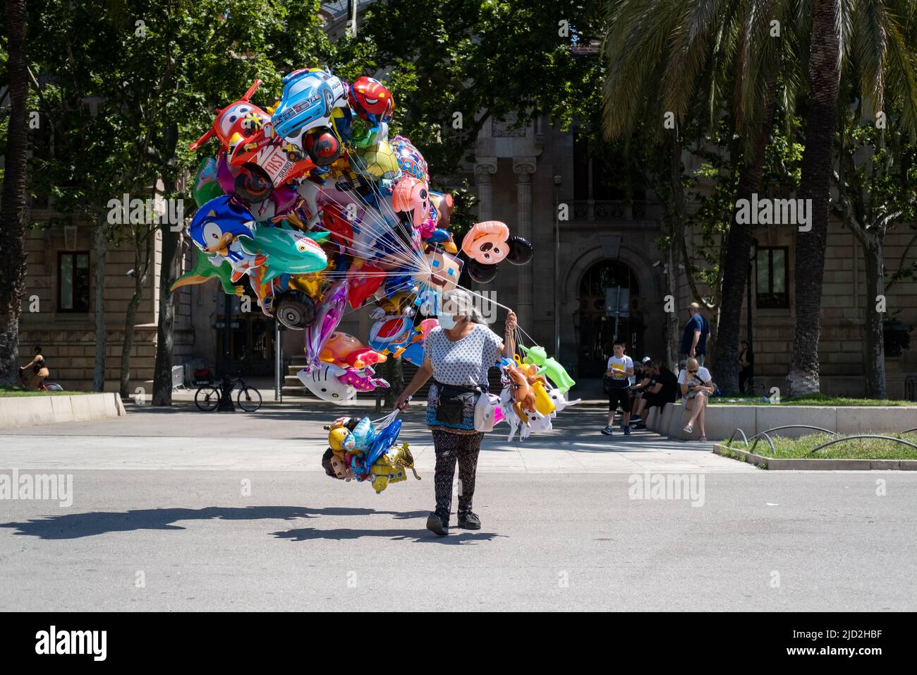 Ein Ballonverkäufer am Arc de Triomf in Barcelona, Spanien. Stockfoto
