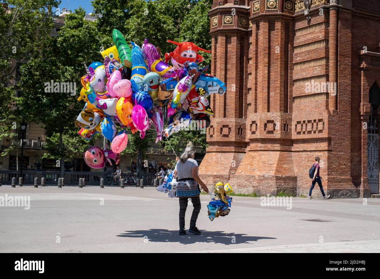 Ein Ballonverkäufer am Arc de Triomf in Barcelona, Spanien. Stockfoto