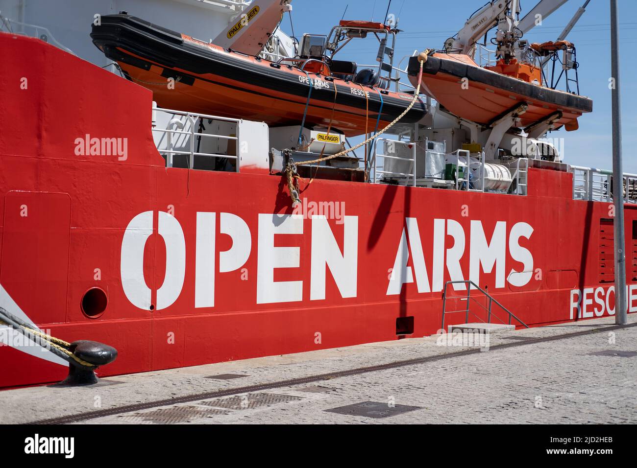 Proactiva Open Arms Such- und Rettungsschiff dockte in Barcelona, Spanien an. Stockfoto