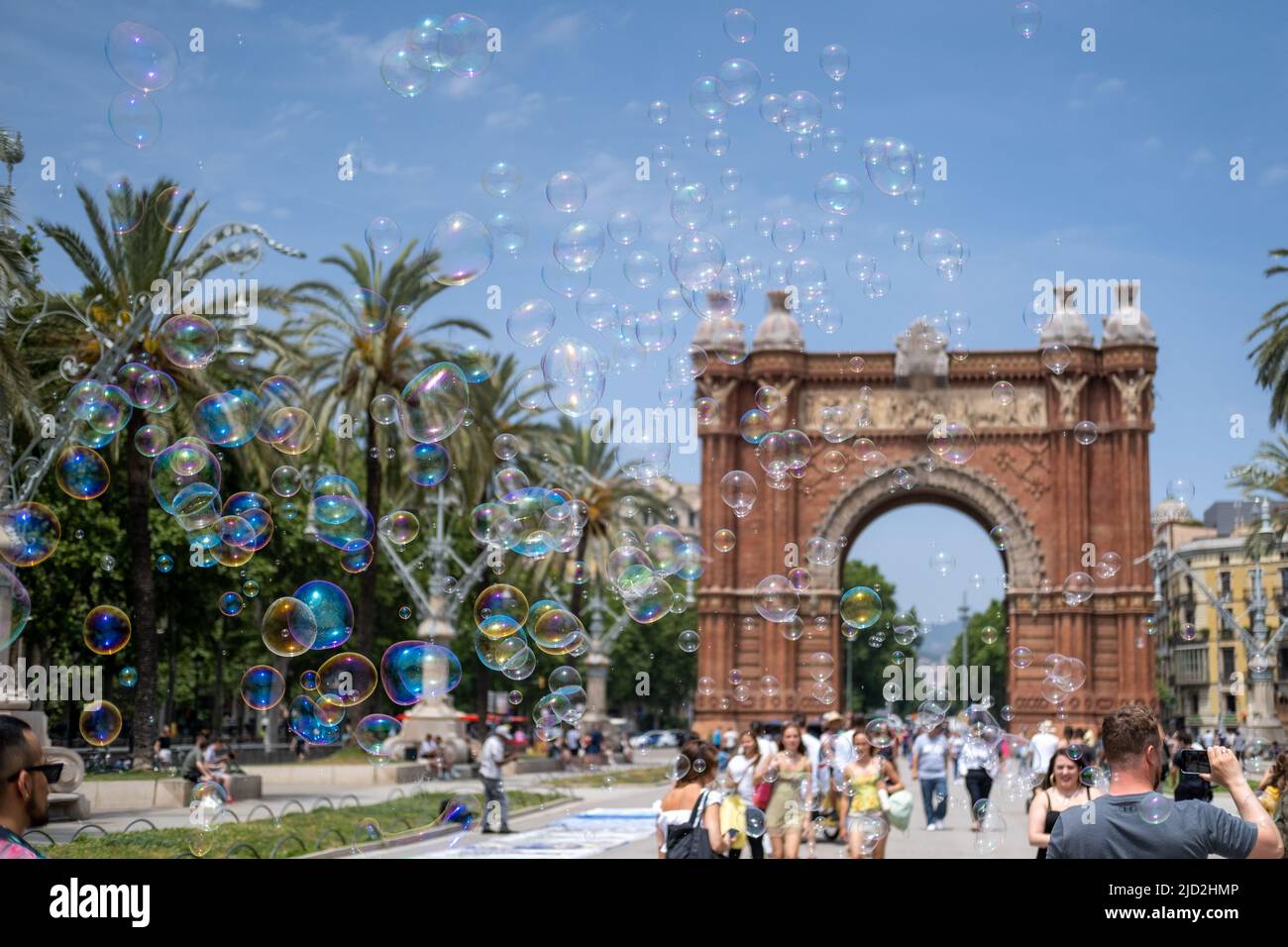 Blasen schweben vor dem Triumphbogen in Barcelona, Spanien. Stockfoto