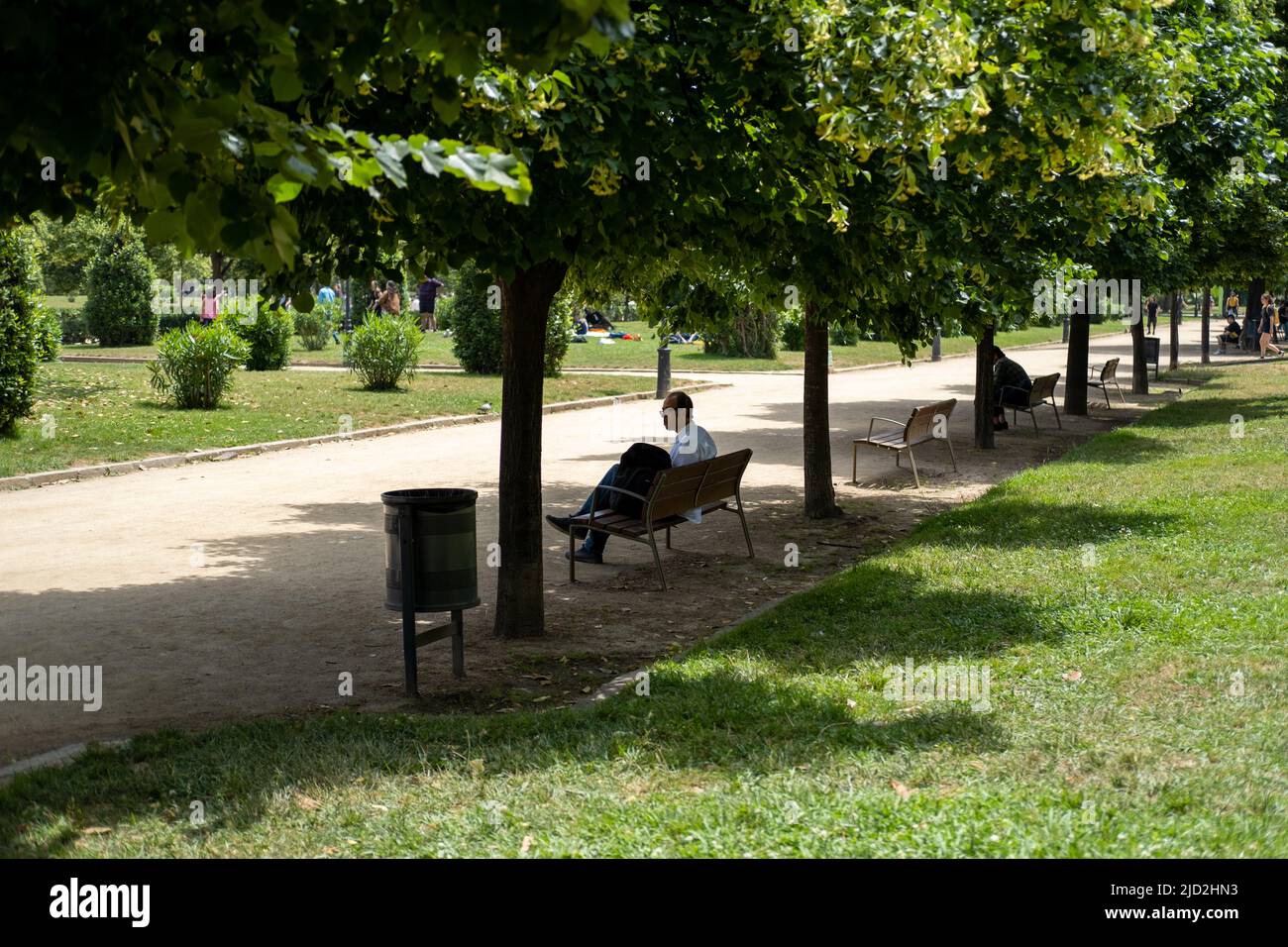 Ein Mann, der sich in einem Park in Barcelona, Spanien, entspannt. Stockfoto