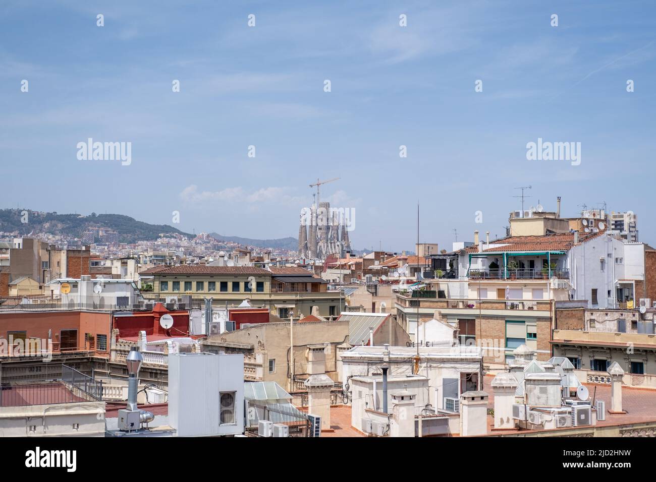 Ein Blick auf Barcelona mit der Sagrada Familia in der Ferne. Stockfoto