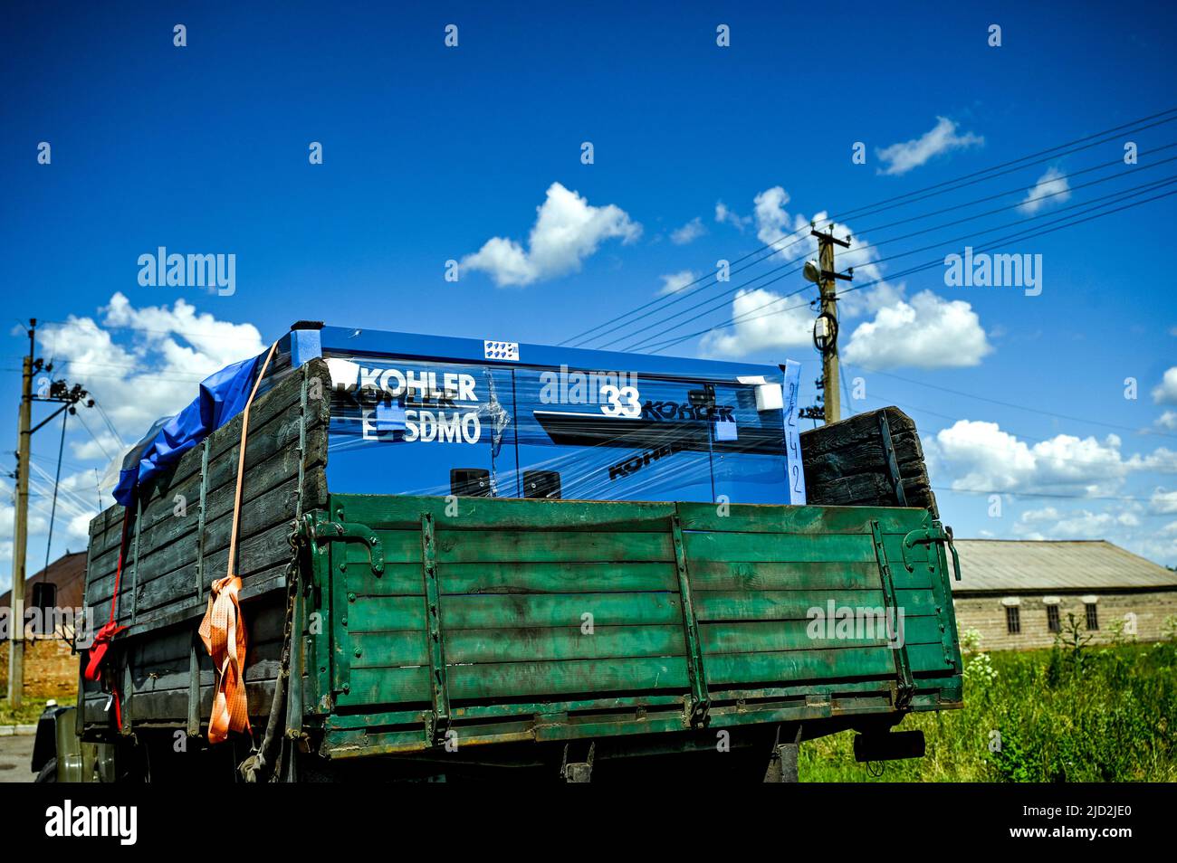 REGION ZAPORIZHZHIA, UKRAINE - 16. JUNI 2022 - Ein Lastwagen mit Dieselgeneratoren ist in einer Siedlung abgebildet, die unter dem Fehlen von Elektrofahrzeugen leidet Stockfoto
