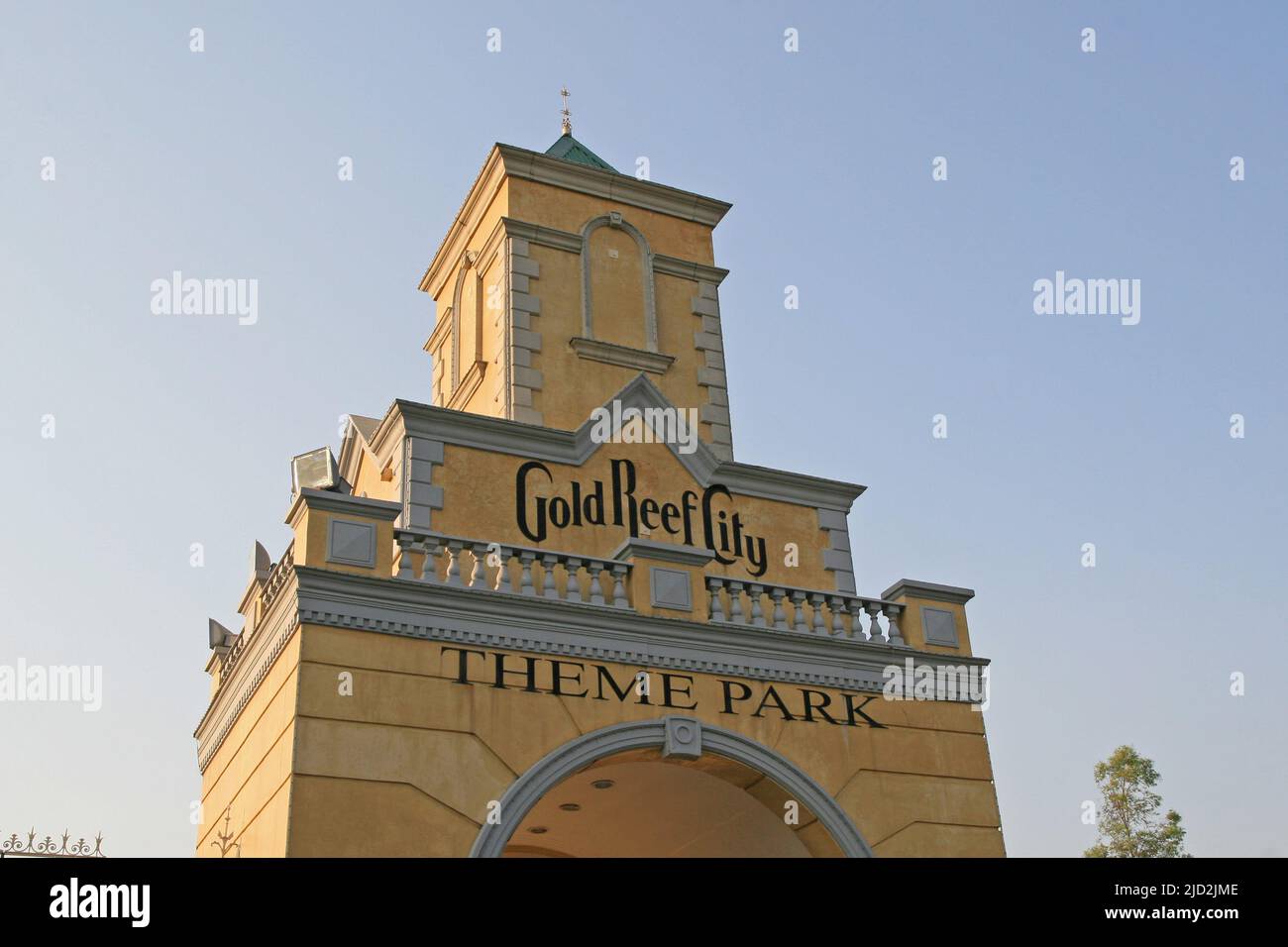 Nahaufnahme des Dachs des vorderen Eingangsbogens zum Gold Reef City Theme Park, Johannesburg, Gauteng, Südafrika. Stockfoto