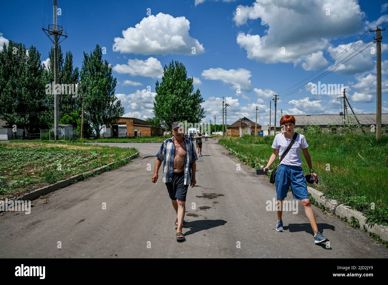 REGION ZAPORIZHZHIA, UKRAINE - 16. JUNI 2022 - Ein Journalist interviewt Viktor Khmara im Dorf Wozdvyzhiwka, das unter der Abwesenheit von Strom leidet Stockfoto