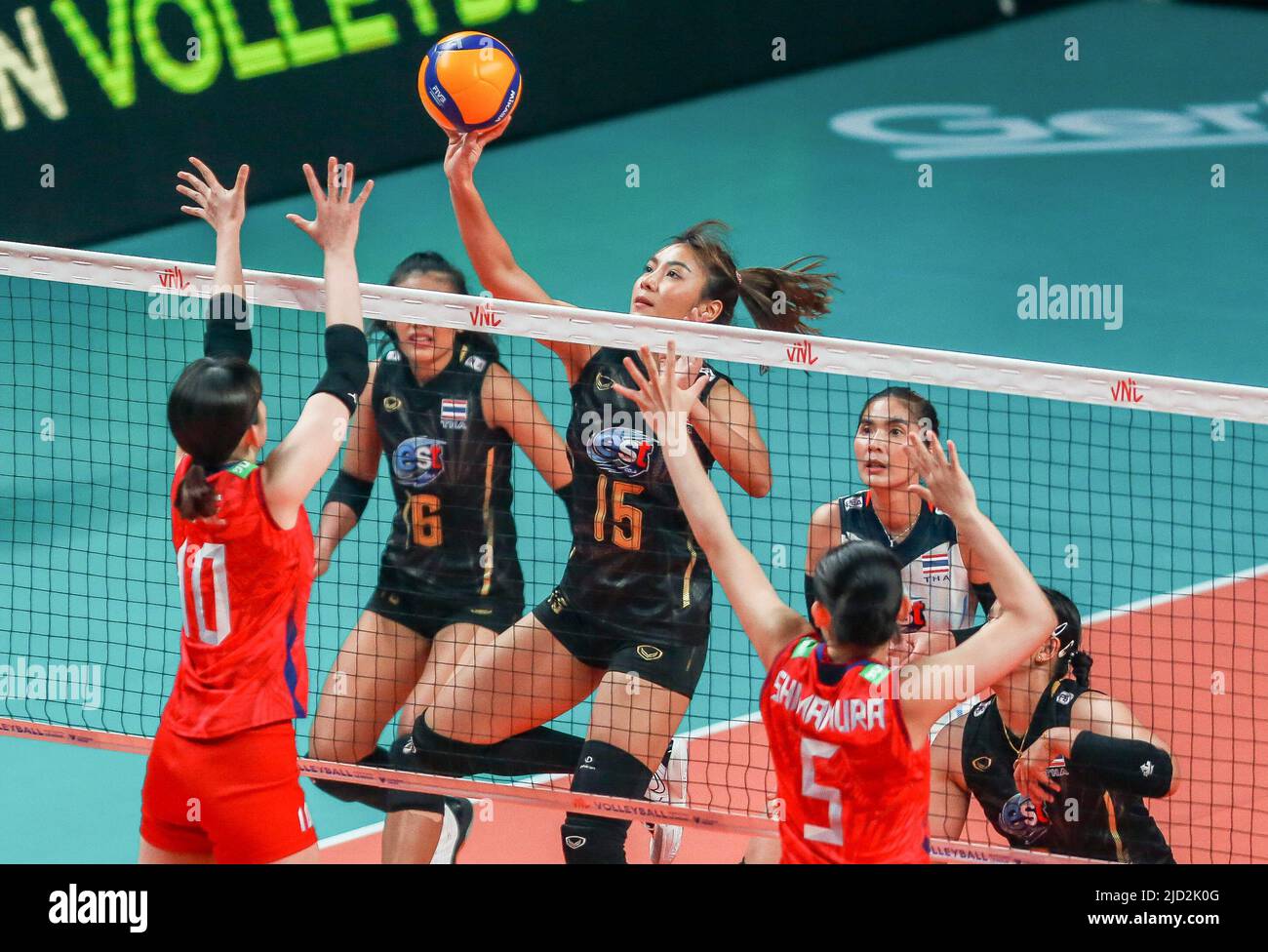 Quezon City. 17.. Juni 2022. Die Thailänderin Kaewkalaya Kamulthala (3. L) gibt den Ball während