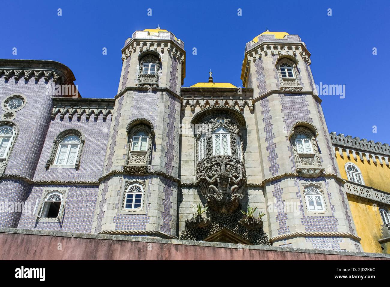 Fassade des Sintra Palace mit bunten Fliesen in Lissabon. Stockfoto