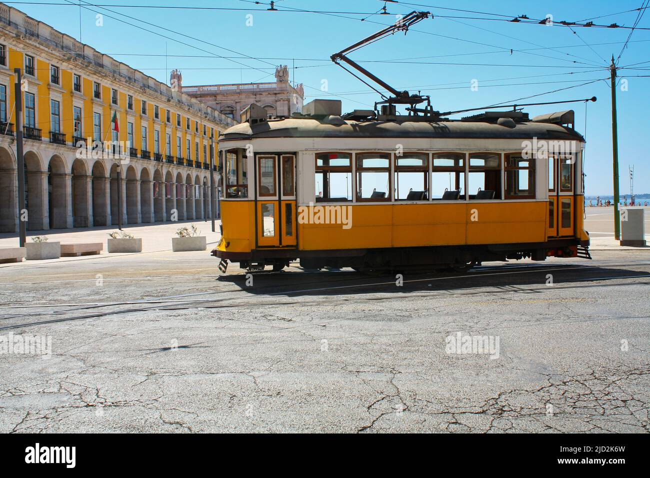 Die typische gelbe Lissabonner Straßenbahn in Portugal läuft leer. Stockfoto