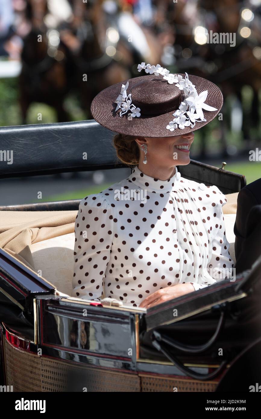 Ascot, Bergen, Großbritannien. 17.. Juni 2022. Prinz William, der Herzog von Cambridge und Catherine, die Herzogin von Cambridge, kommen heute in der königlichen Prozession in Royal Ascot an. Es wird erwartet, dass das Wetter der heißeste Juni-Tag der Rekorde sein wird. Quelle: Maureen McLean/Alamy Live News Stockfoto