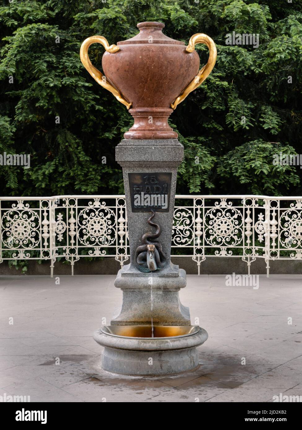 Schlangenquelle Mineralbrunnen oder Nr. 15 Hadi Pramen in Karlovy Vary, Tschechische Republik, eine heiße Quelle in der Park Colonnade oder Sadova Kolonada Stockfoto