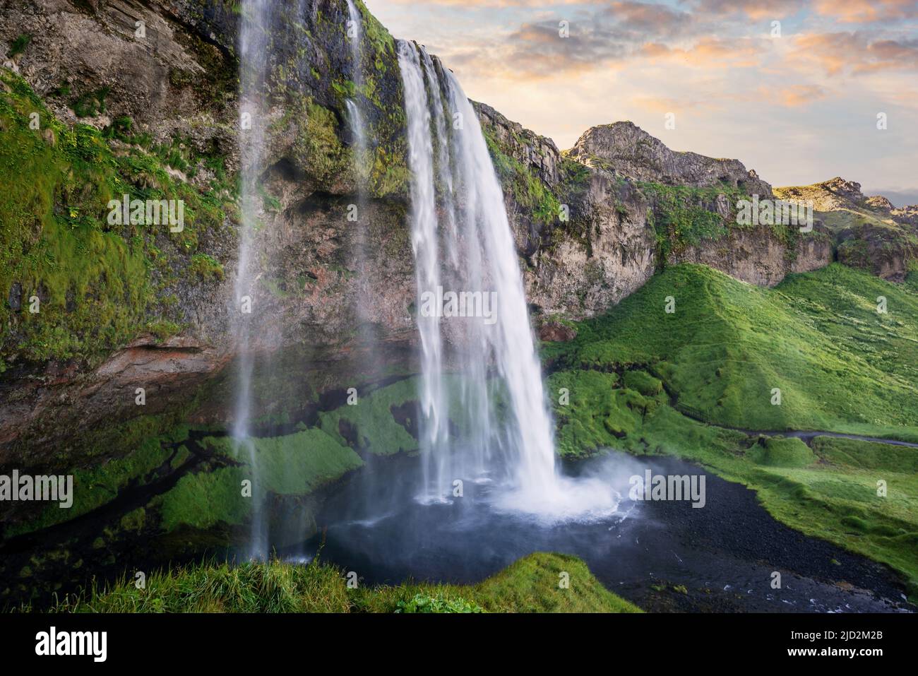 Der Wasserfall Seljalandsfoss im Sommer, Island Stockfoto
