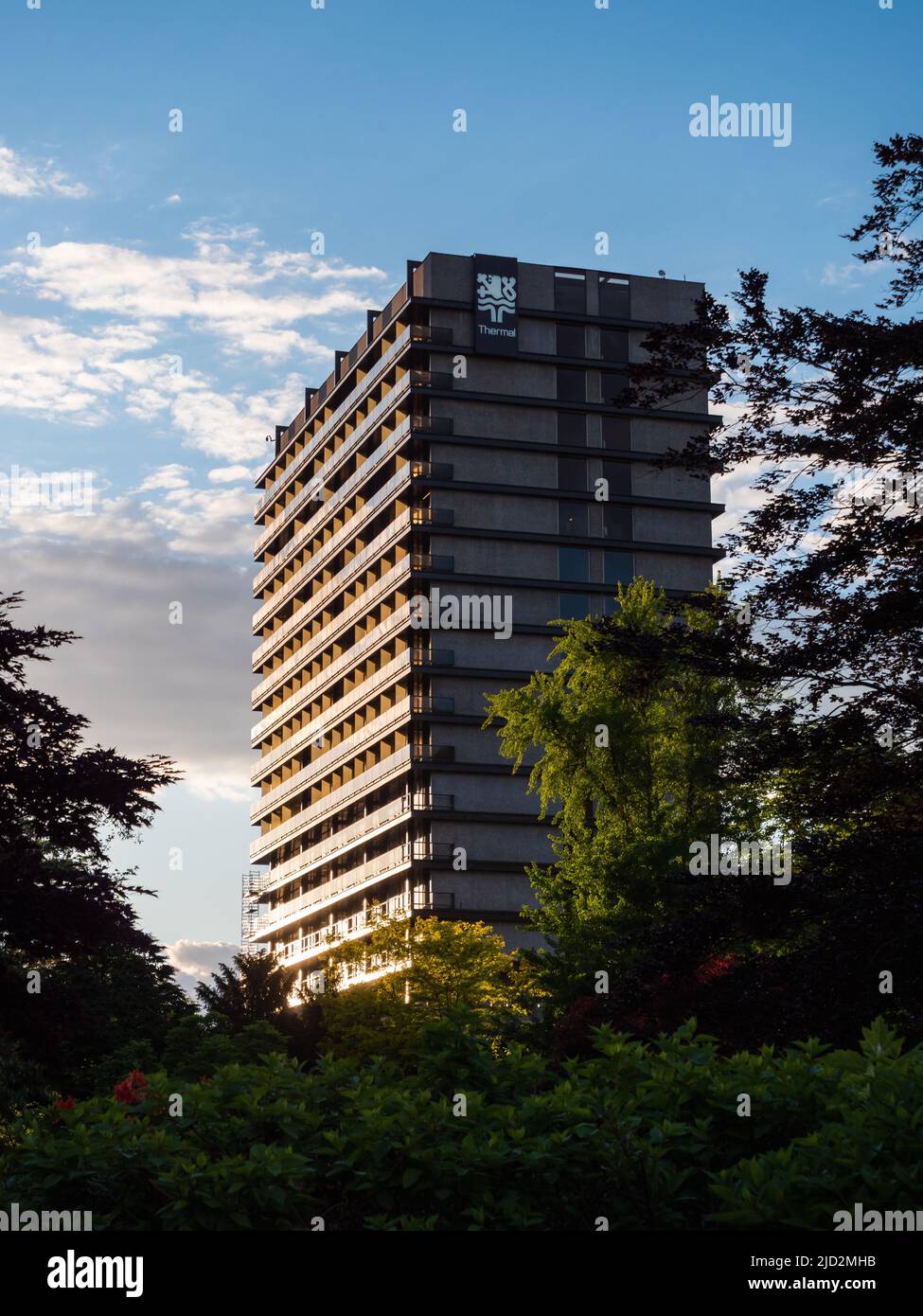 Karlovy Vary, Böhmen, Tschechische Republik - Mai 28 2022: Hotel Thermal Funktionalist Gebäude und Zentrum des Internationalen Filmfestivals in Karlsbad. Stockfoto