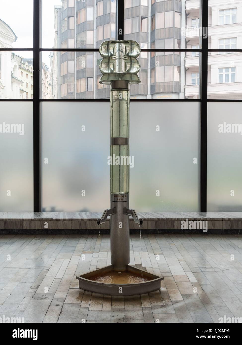 Karlovy Vary, Tschechische Republik - Mai 26 2022: Vrdlo Eine heiße Quelle Trinkbrunnen Glasskulptur in der heißen Frühlingskolonnade oder Vridelni Kolonada Stockfoto