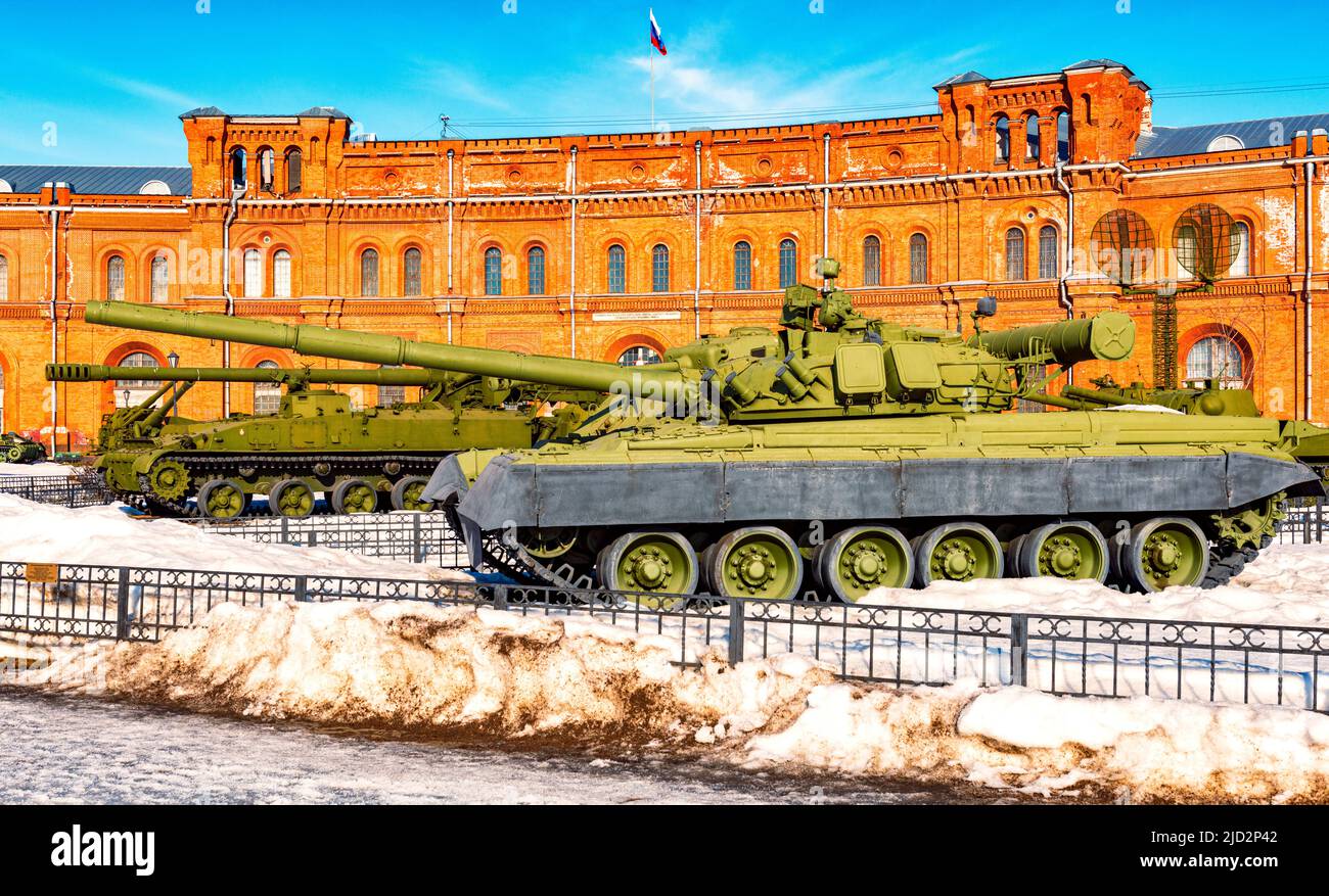 Russischer, sowjetischer Panzer T-80 und Hyazinth-Kanone Stockfoto