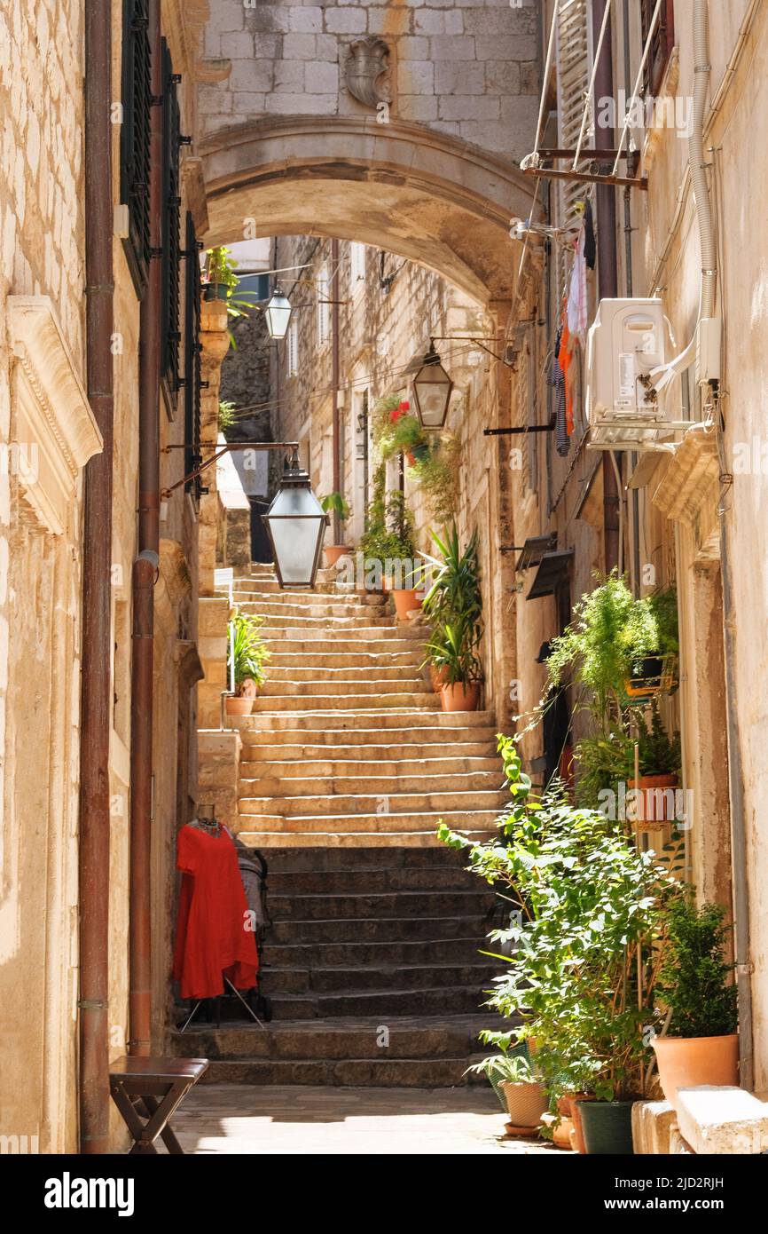 Sommer in Kroatien, Dubrovnik. Zwischen den Wänden der Häuser. Durchgang zwischen Mauern zur Altstadt und Treppen, dem historischen Teil der Stadt. Stockfoto