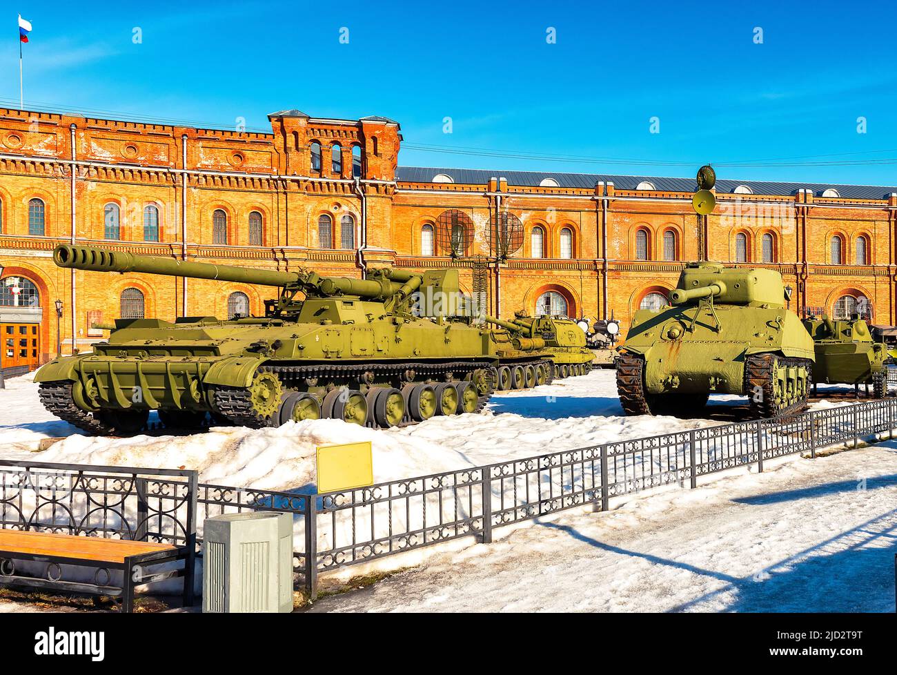Russische 152-mm-Hyazinth-Selbstfahrkanone und amerikanischer Sherman-Panzer Stockfoto