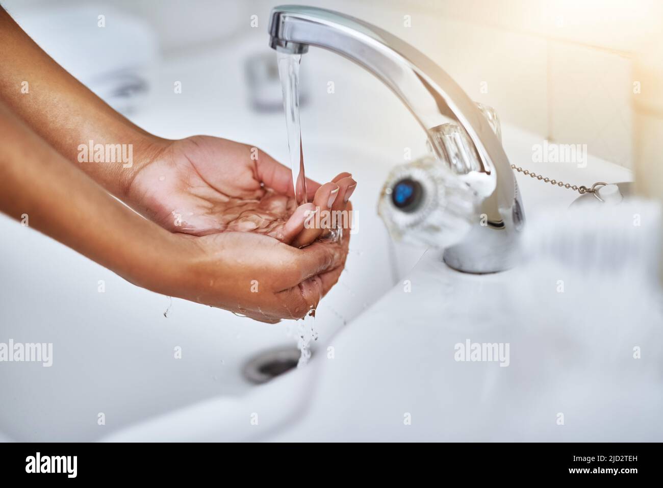 Keime und Bakterien im Abfluss. Ein kurzer Schuss einer Frau, die sich die Hände an einem Waschbecken im Badezimmer wusch. Stockfoto