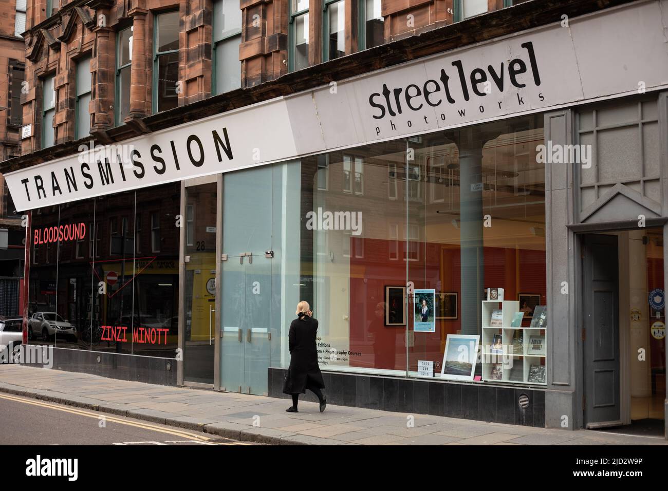 Rachel McDermott, die sich die Fotografie in der Street Level PhotoWorks Galerie im Stadtteil Trongate im Stadtzentrum von Glasgow, Schottland, ansieht, 10. April 2022. N55 51,393' W4 14,843' Stockfoto