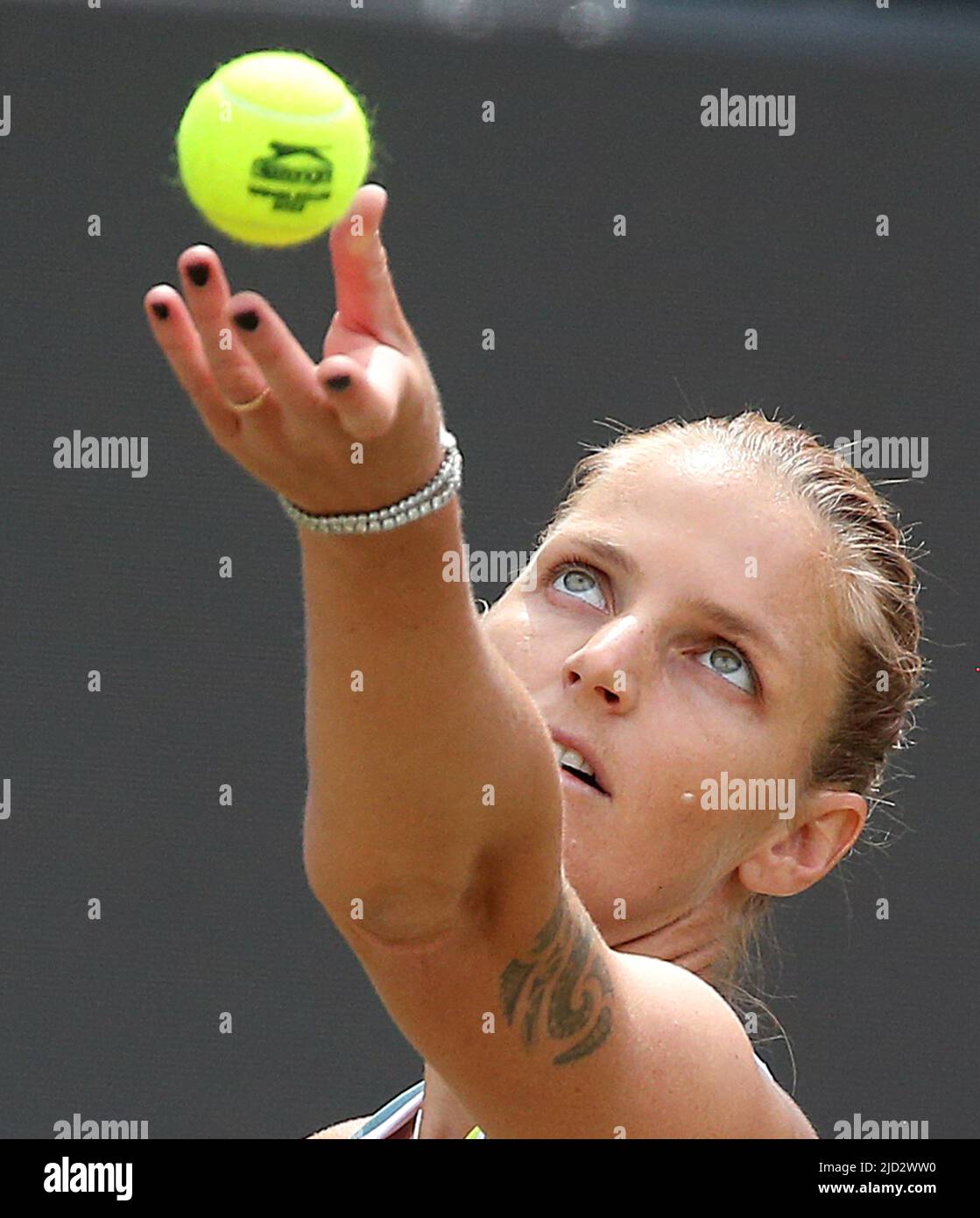 Berlin, Deutschland. 17.. Juni 2022. Tennis: WTA Tour, Viertelfinale, Singles, Frauen, Wettbewerb, Pliskova (Tschechische Republik) - Gauff (USA) im Steffi Graf Stadium. Karolina Pliskova wirft den Ball zum Aufschlag. Quelle: Wolfgang Kumm/dpa/Alamy Live News Stockfoto