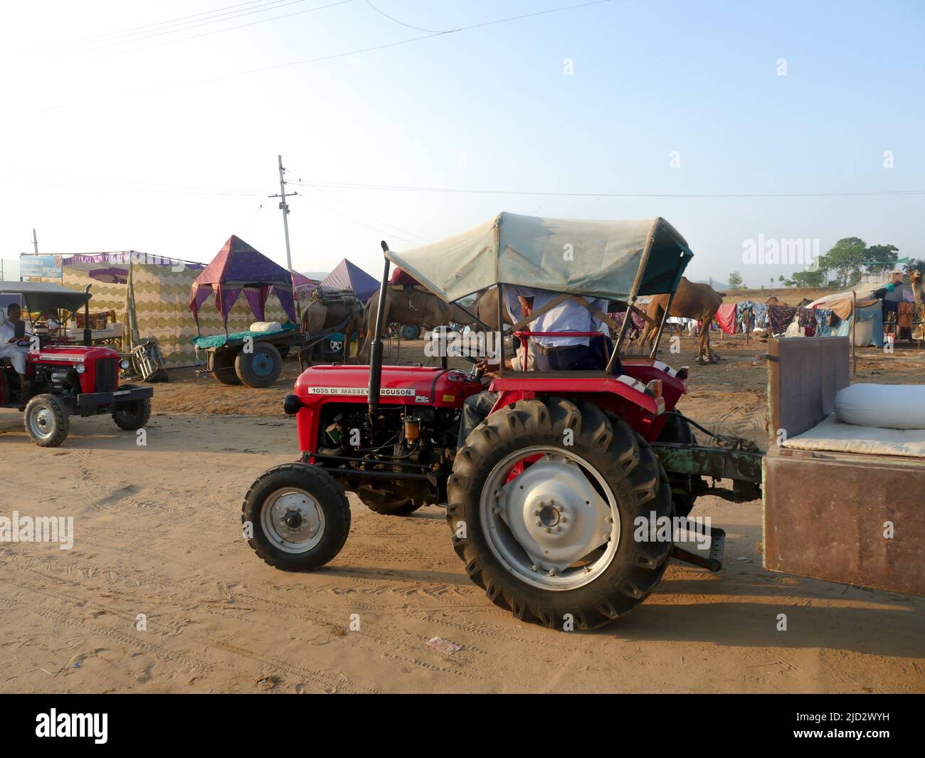 Pushkar, Rajasthan Indien - 04. November 2019 : Traktor läuft auf der Straße in indischen ländlichen Gebieten. Traktor ist Transportmittel in Dörfern Stockfoto