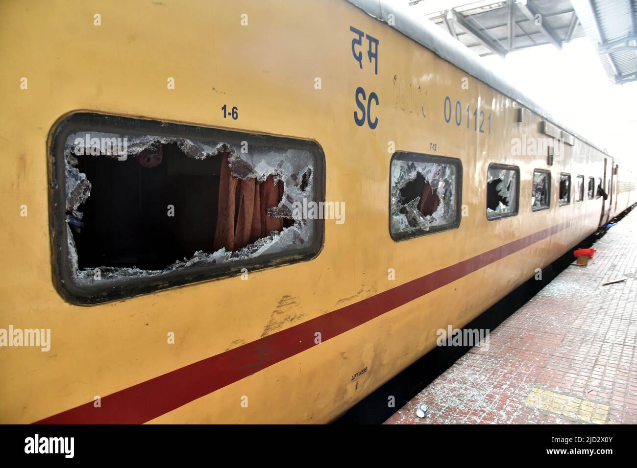 Secunderabad. 17.. Juni 2022. Das am 17. Juni 2022 aufgenommene Foto zeigt einen beschädigten Wagen eines Zuges am Bahnhof Secunderabad im südlichen Bundesstaat Telangana, Indien. Mindestens eine Person wurde am Freitag in Indien getötet und 12 verletzt, nachdem die Polizei angeblich auf Demonstranten gegen das neue Rekrutierungsprogramm der Regierung für Streitkräfte geschossen hatte, sagten Beamte. Die Tötung fand inmitten von Gewalt und Brandstiftung am Bahnhof Secunderabad im südlichen Bundesstaat Telangana statt. UM MIT 'Roundup: 1 Tote in Indien inmitten von Gewalt gegen die Politik von Govt' zu GEHEN.Quelle: Str/Xinhua/Alamy Live News Stockfoto