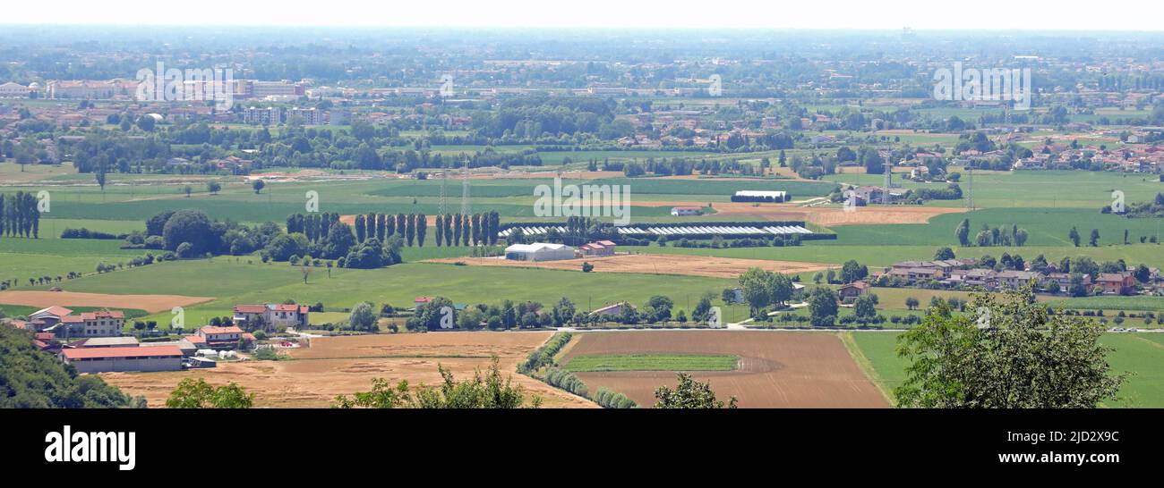 Natürliche Landschaft von Flachland genannt Padan Ebene in Nord-Italien mit Farm und kultivierten Feldern Stockfoto