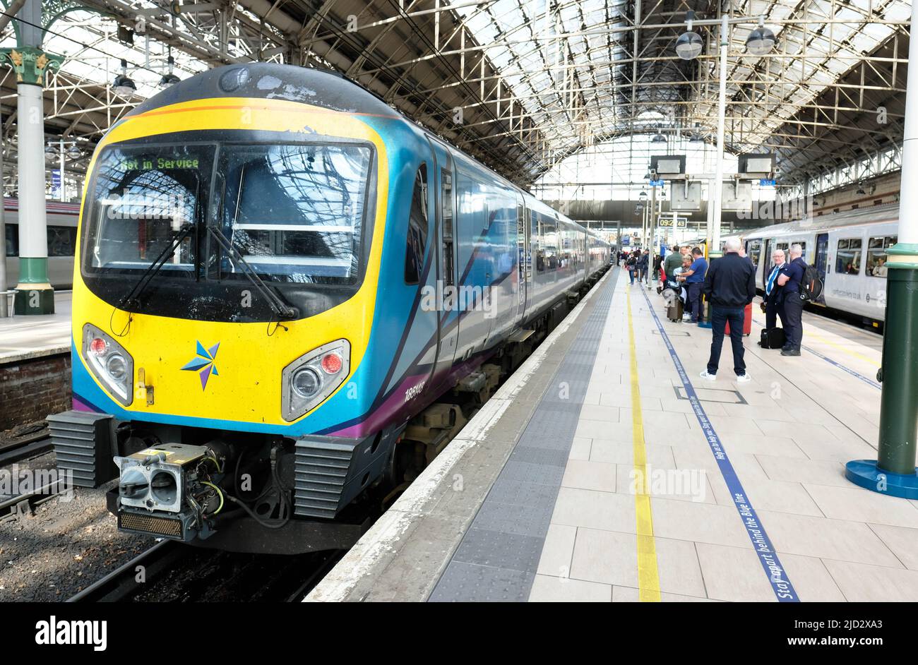 TransPennine Express Klasse 185 Zug am Bahnhof Manchester Piccadilly im Juni 2022 Stockfoto