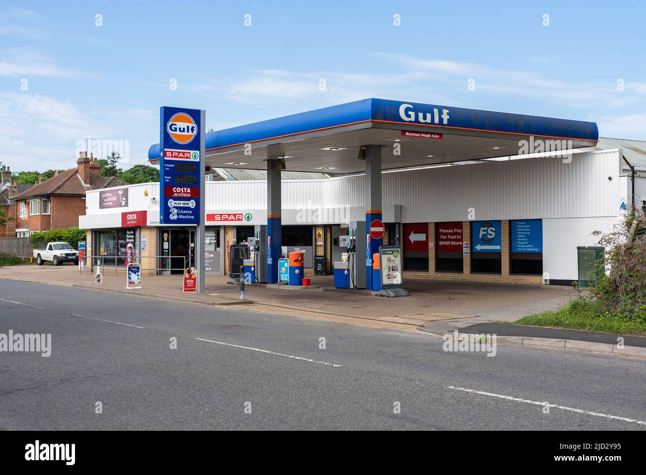 Woodbridge Suffolk UK Mai 17 2022: Gulf Tankstelle, die einen Spar-Laden vor Ort hat. Die Kraftstoffpreise steigen aufgrund globaler Probleme Stockfoto