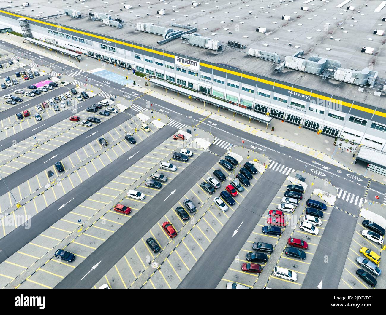Luftaufnahme des Lagerhauses von Amazon in der Industriezone in Sosnowiec, Polen. Stockfoto