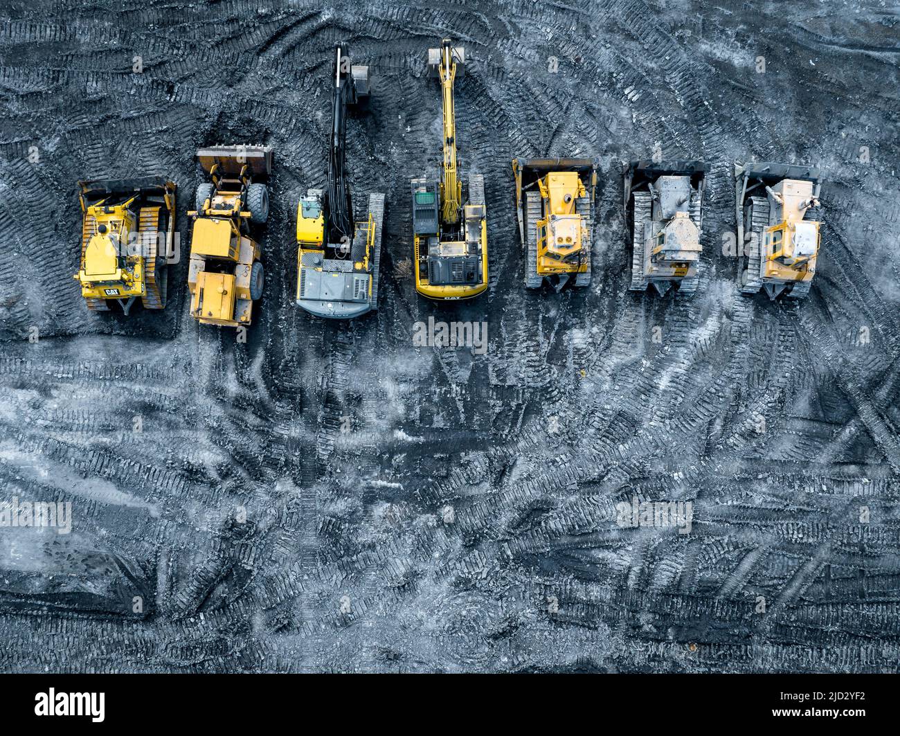 Luftaufnahme des Baggers auf industriellem Platz. Baustelle Draufsicht. Schießen von der Drohne. Stockfoto