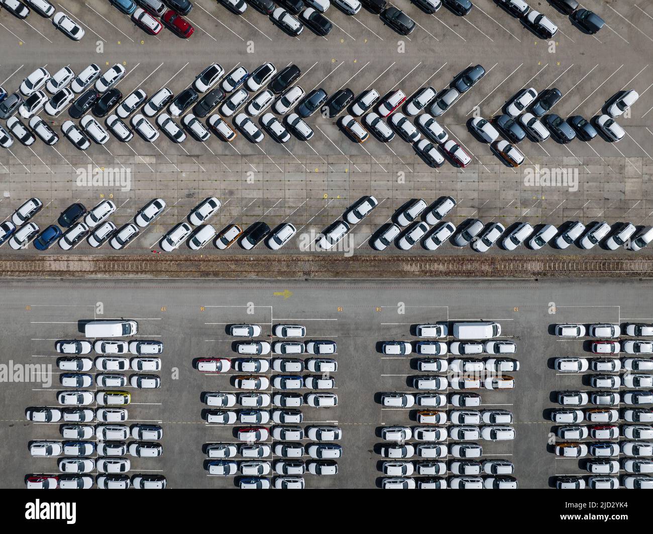 Luftaufnahme neues Auto aufgereiht im Hafen für Import und Export Geschäft Logistik zu Händler zum Verkauf, Automobil-und Automobil-Parkplatz für Stockfoto