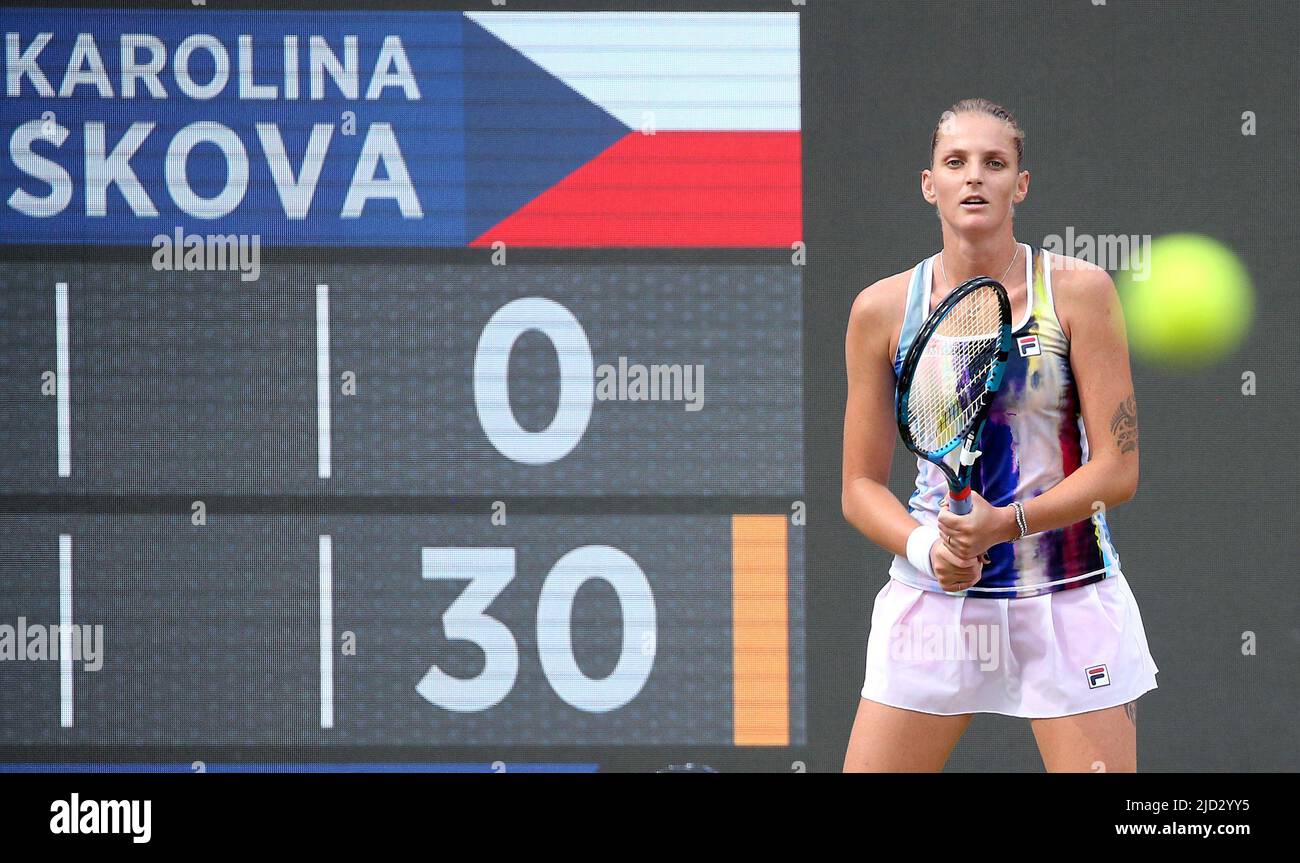 Berlin, Deutschland. 17.. Juni 2022. Tennis: WTA Tour, Viertelfinale, Singles, Frauen, Wettbewerb, Pliskova (Tschechische Republik) - Gauff (USA) im Steffi Graf Stadium. Karolina Pliskova erwartet den Serve. Quelle: Wolfgang Kumm/dpa/Alamy Live News Stockfoto