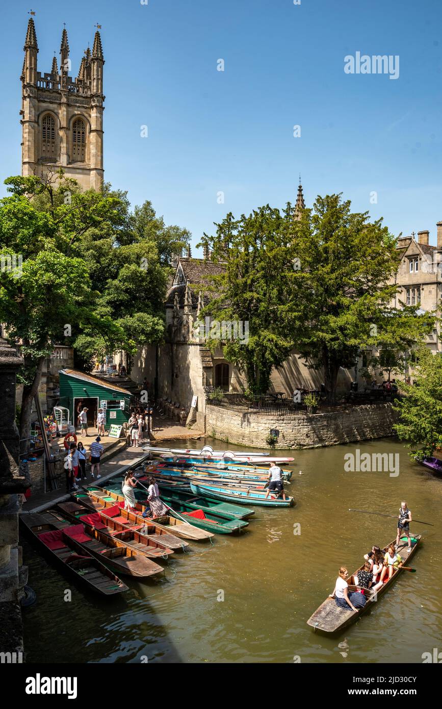 Oxford, 17.. Juni 2022. Die Menschen fahren zum River Cherwell neben dem Magdalen Tower in Oxford, um sich an dem wahrscheinlich heißesten Tag des Jahres 2022 abzukühlen, der auf 30 Grad Celsius eingestellt ist Stockfoto