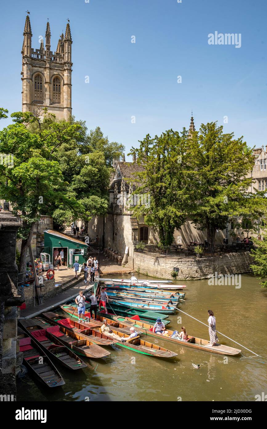 Oxford, 17.. Juni 2022. Die Menschen fahren zum River Cherwell neben dem Magdalen Tower in Oxford, um sich an dem wahrscheinlich heißesten Tag des Jahres 2022 abzukühlen, der auf 30 Grad Celsius eingestellt ist Stockfoto