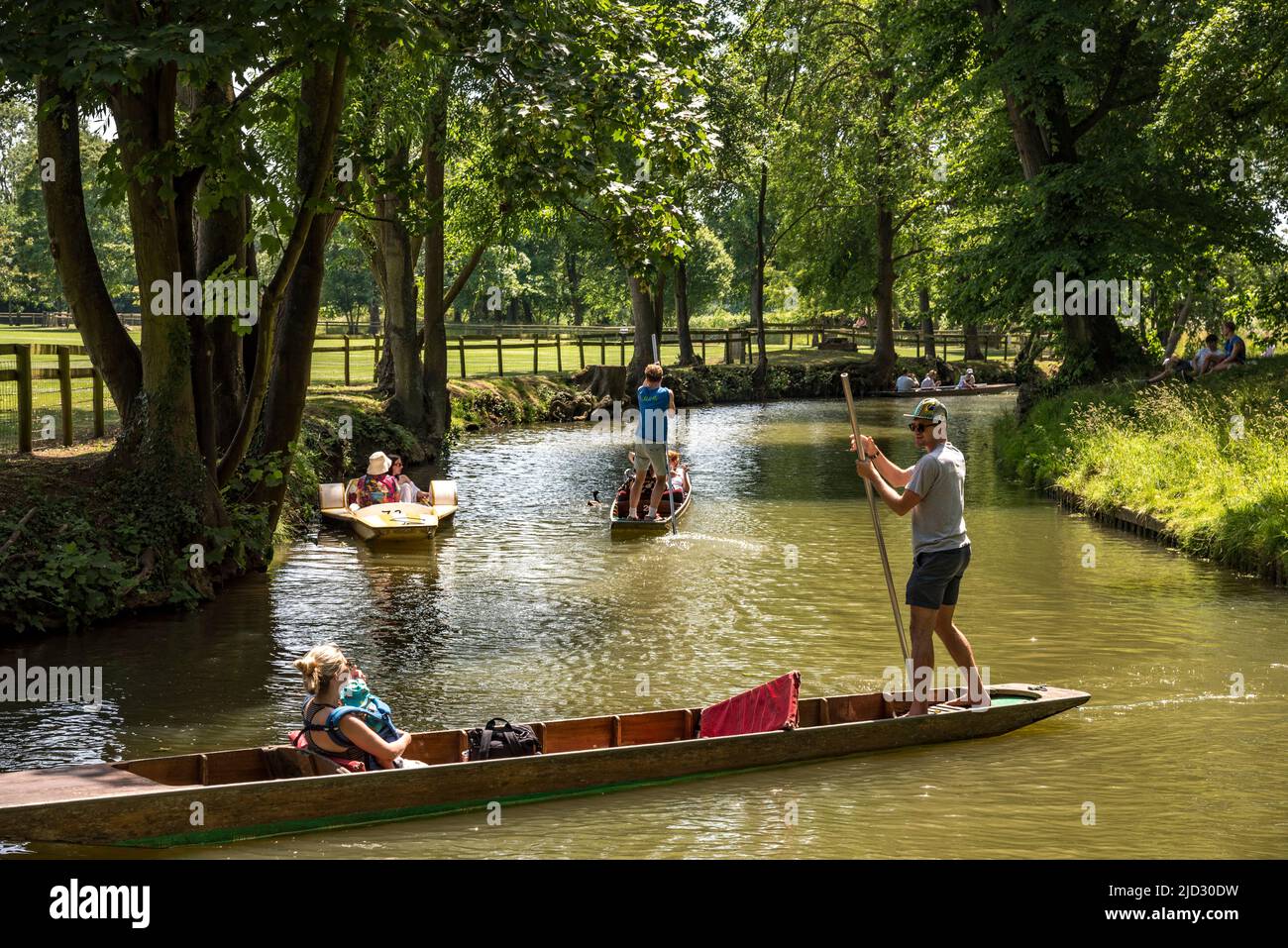 Oxford, 17.. Juni 2022. Die Menschen fahren zum Fluss Cherwell in der Nähe der Magdalenbrücke, um sich an dem wahrscheinlich heißesten Tag des Jahres 2022 abzukühlen, der auf 30 Grad Celsius angefahren ist Stockfoto