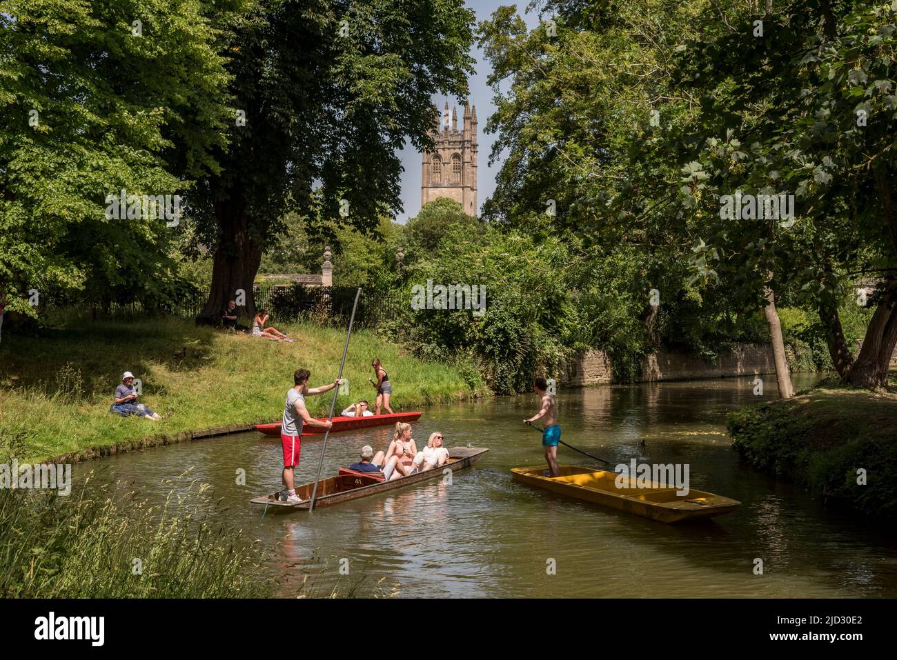 Oxford, 17.. Juni 2022. Die Menschen fahren zum Fluss Cherwell in der Nähe der Magdalenbrücke, um sich an dem wahrscheinlich heißesten Tag des Jahres 2022 abzukühlen, der auf 30 Grad Celsius angefahren ist Stockfoto