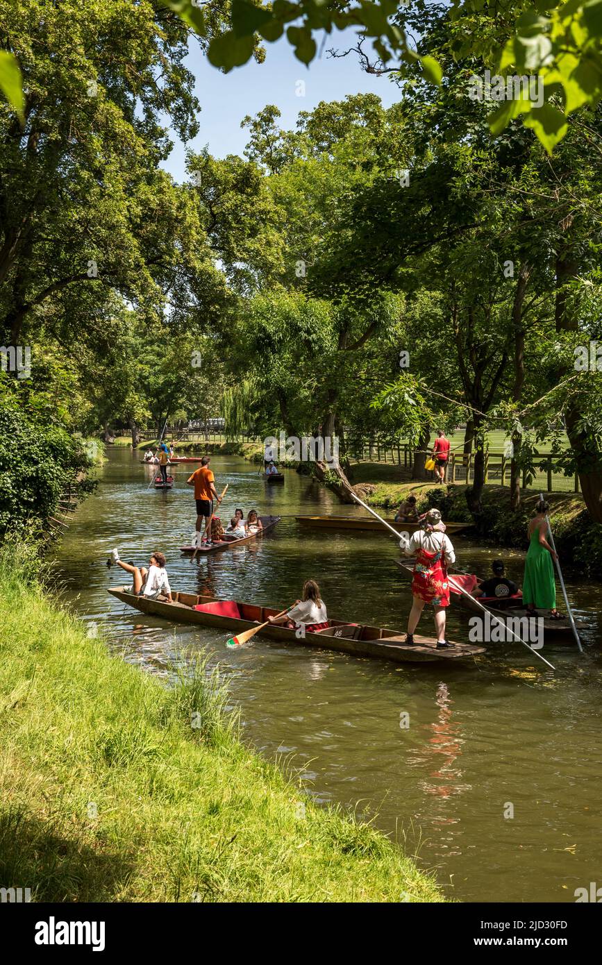 Oxford, 17.. Juni 2022. Die Menschen fahren zum Fluss Cherwell in der Nähe der Magdalenbrücke, um sich an dem wahrscheinlich heißesten Tag des Jahres 2022 abzukühlen, der auf 30 Grad Celsius angefahren ist Stockfoto